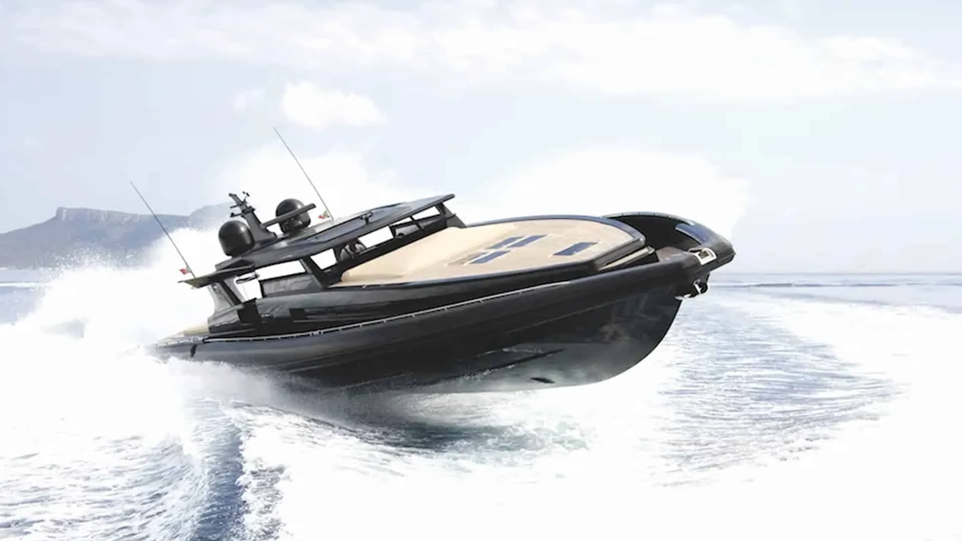 Uno yacht del brokerage in navigazione